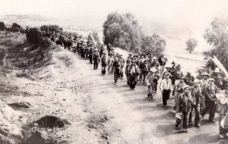 Mineros de Guanajuato llegando a la ciudad de México en 1936. Fotografía de México en fotos recuperada de internet.