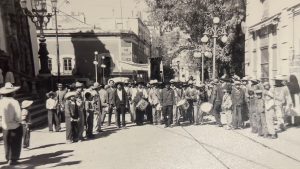Mineros de Guanajuato marchando frente al Teatro Juárez. Fotografía cortesía de Alfonso Amadeo Ochoa Tapia.