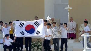 Jóvenes de Seúl festejan la noticia que dio del Papa Francisco. 