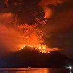 Registra violenta erupción del volcán Ruang, localizado en una isla de Indonesia