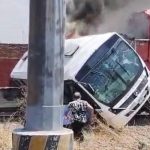 Camión de transporte de personal se incendia al tratar su chofer ganarle el paso al tren; no hubo víctimas