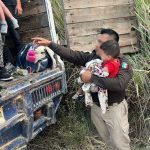 En Tabasco el INM brinda auxilio a 72 personas migrantes que eran transportados ilegalmente en un tractocamión