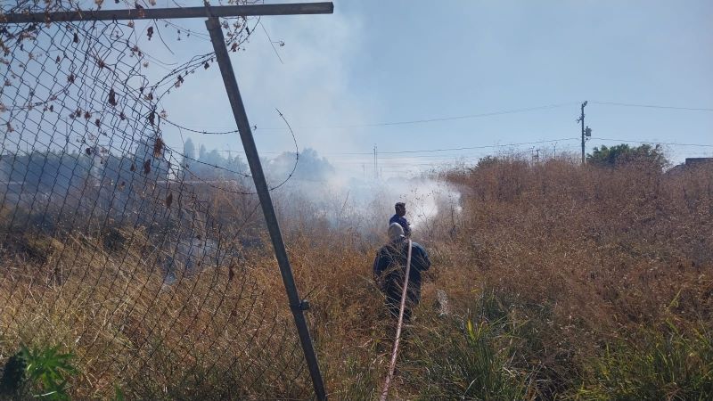 Incendio lote baldío de Villagrán