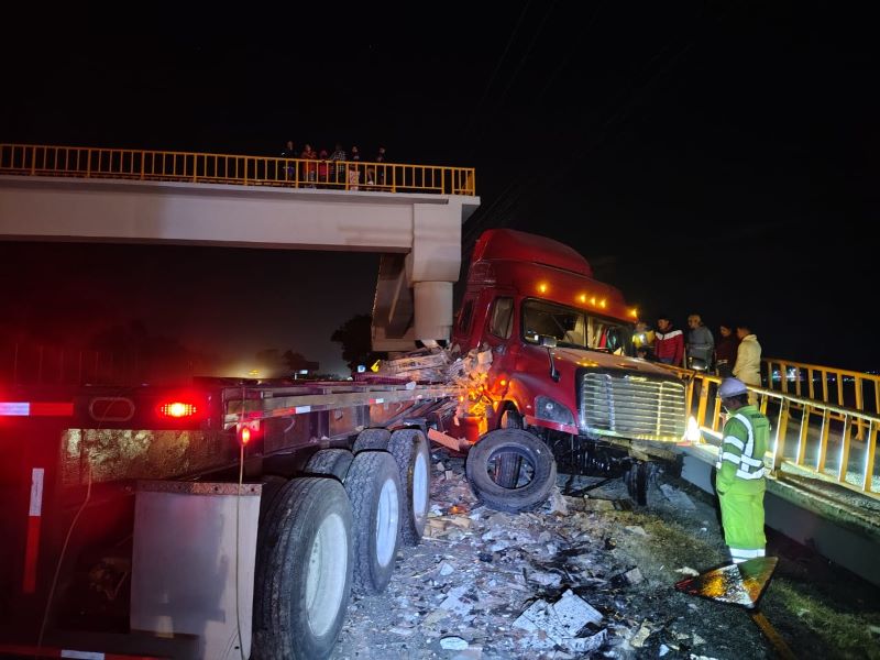 Tráiler derribó puente en Villagrán