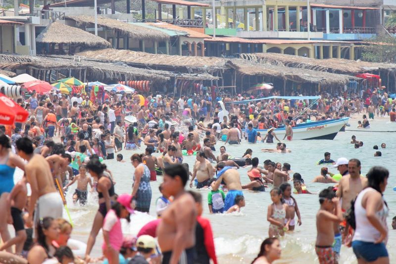 Turistas en playa