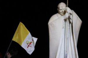 La estatua de Juan Pablo II en la plaza del Policlínico Gemelli