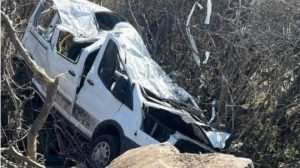 Así quedó la camioneta en la que viajaban los estudiantes de la UG accidentados.