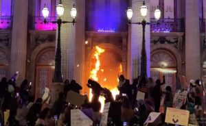 Fuego a puerta del Teatro Juárez