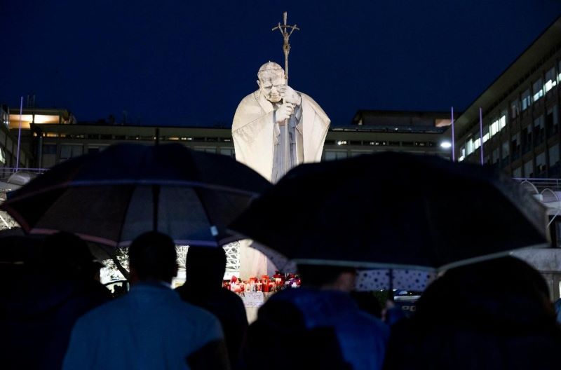 Oran por la salud del Papa Francisco