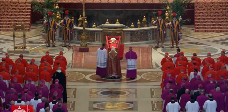 Papa féretro llega a la Basílica de San Pedro