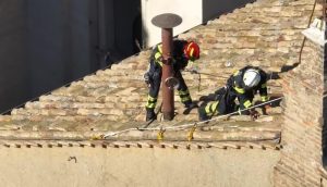 Colocan chimenea para la elección papal.