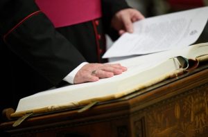 Juramento de los oficiales y de los encargados del Cónclave, lunes 5 de mayo de 2025. (@Vatican Media)