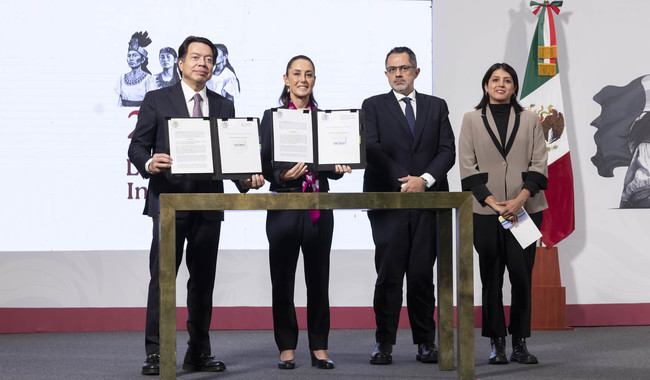 Claudia firma decretos