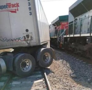 Tren impacta a tráiler
