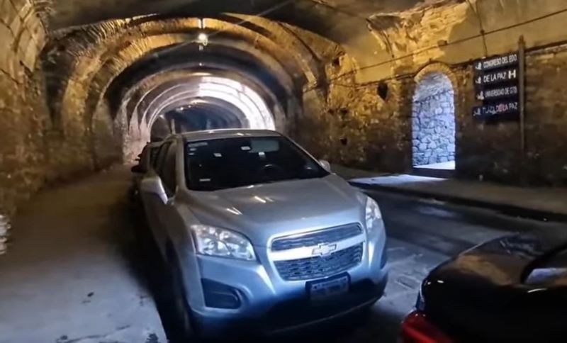 Coches estacionados en calle subterránea Miguel Hidalgo, de Guanajuato capital.