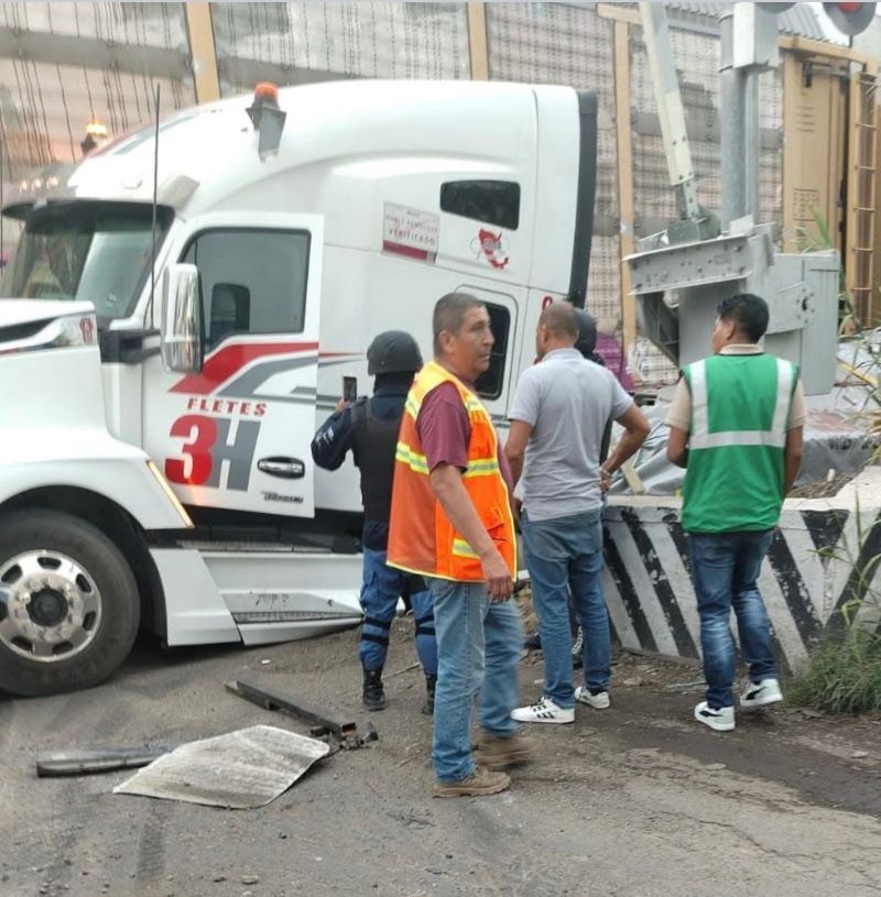 Tráiler embestido por el tren