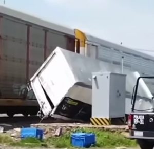 Tren arrolló camioneta