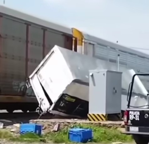 Tren arrolló camioneta