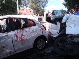 Coches embestidos por góndola del tren.