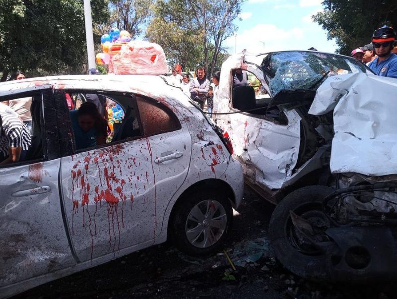 Coches embestidos por góndola del tren.