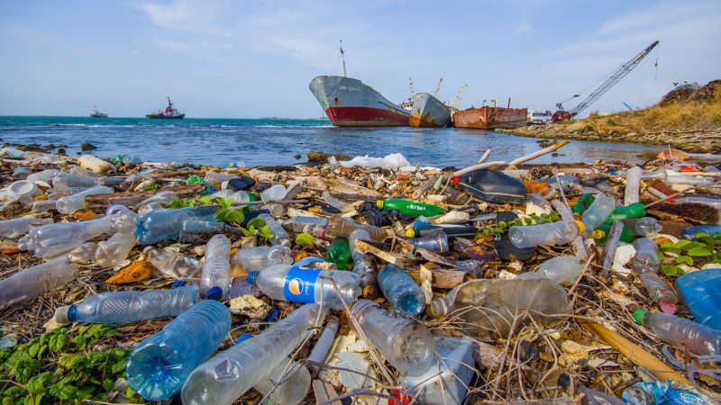 Ocean Image BankSrikanth Man Desechos plásticos en una playa en India.