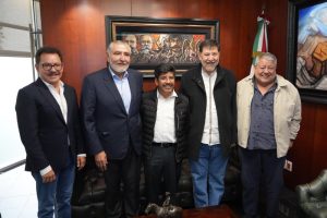 Senadores de Morena y Hugo Aguilar Ortiz, presidente electo de la SCJN