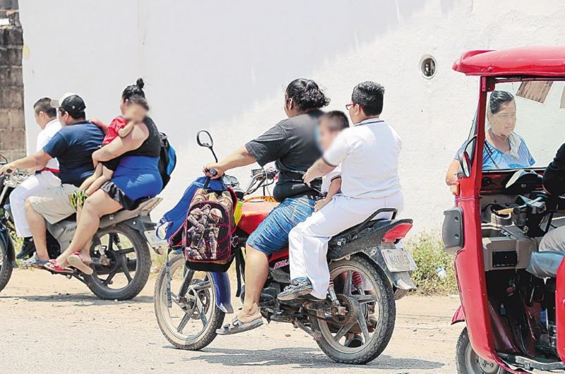 Varias personas en moto