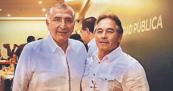 Adán Augusto López Hernández y Hernán Bermúdez Requena, cuando el primero era Gobernador de Tabasco y el segundo su titular de Seguridad. Foto Archivo