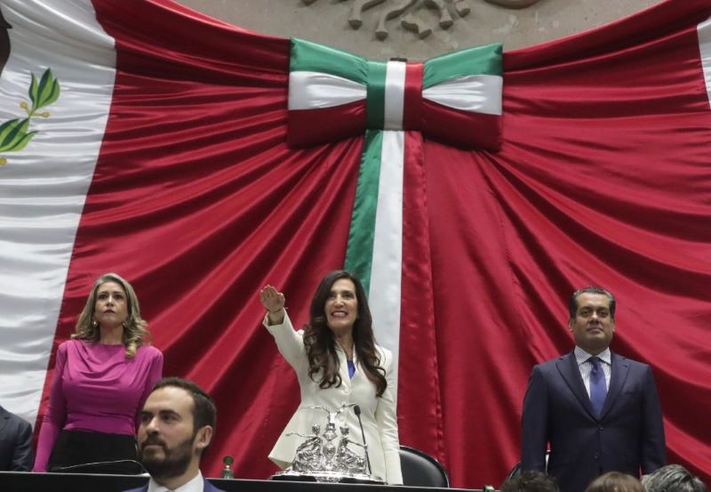 Kenia López rinde protesta.