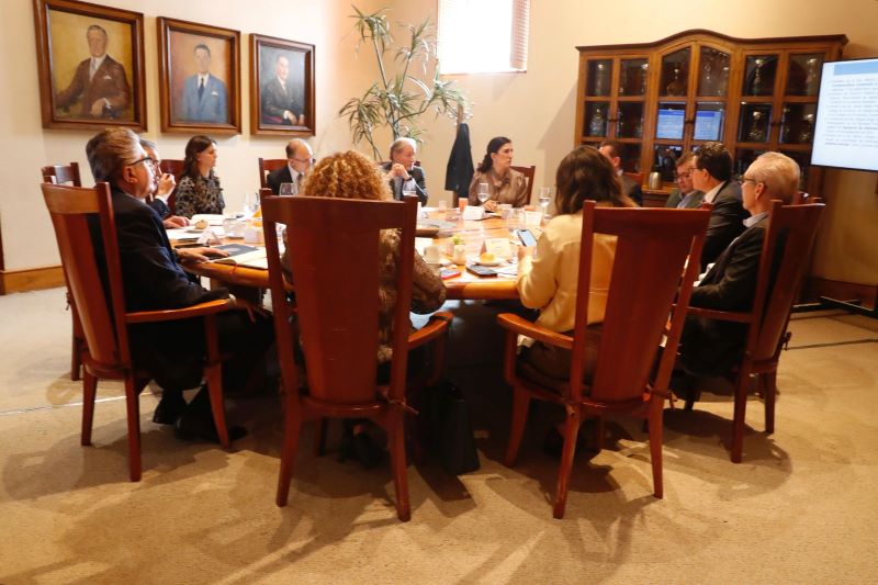 Reunión Kenia López y banqueros.