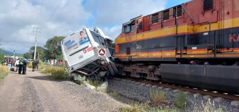Tren embiste camión en Comonfort