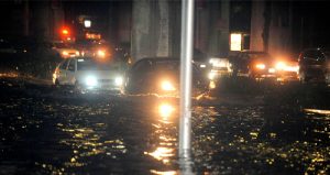Vehículos varados a causa de una inundación. Foto Luis Carbayo Cuartoscuro
