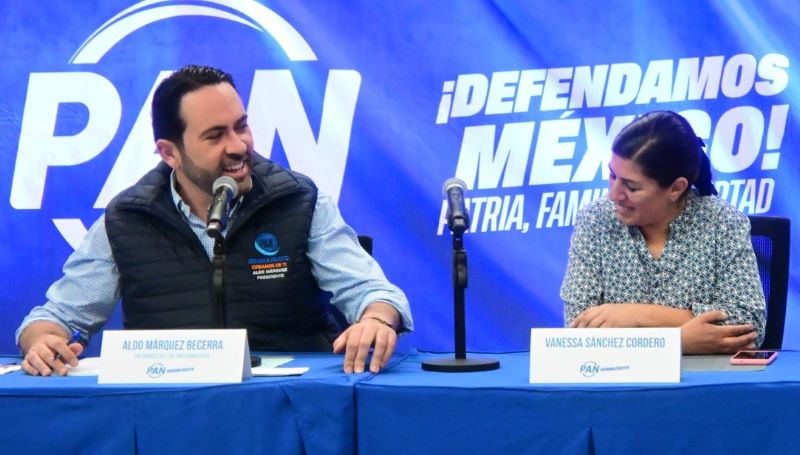 Aldo Márquez presenta a Vanessa Sánchez como nueva militante del PAN.