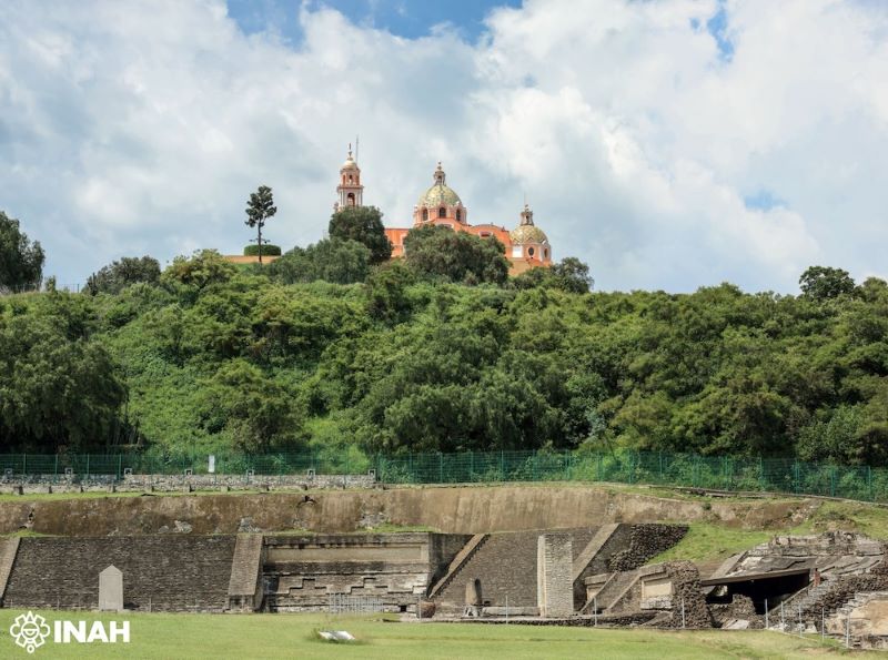 Altar de cráneos esculpidos