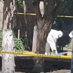 Sujetos que caminaban por edificios de departamentos mataron a balazos a un joven