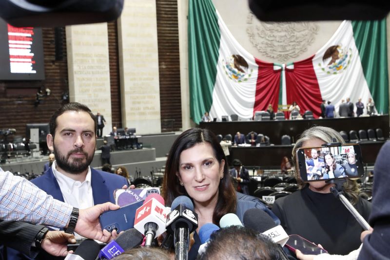 Diputada Kenia López.