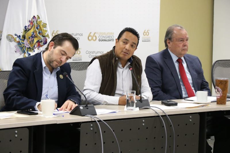 Diputados Víctor Zanella, Carlos Abrahan Ramos y David Martínez durante la sesión de la comisión de hacienda.
