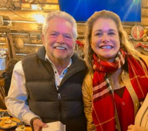 El empresario Víctor Cruz Russek y gobernadora de Chihuahua, María Eugenia Campos Galván.