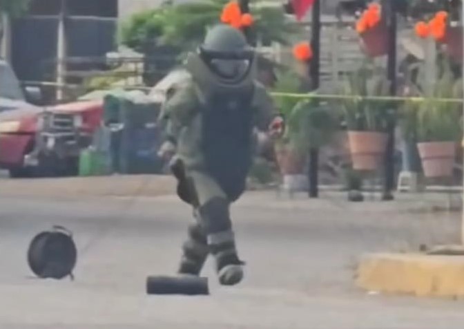 Explosivos en puente de La Ruana, Michoacán.