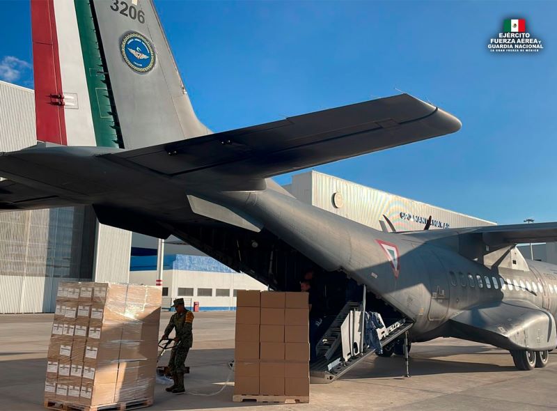 Inició puente aéreo para llevar ayuda a las personas daminificadas.