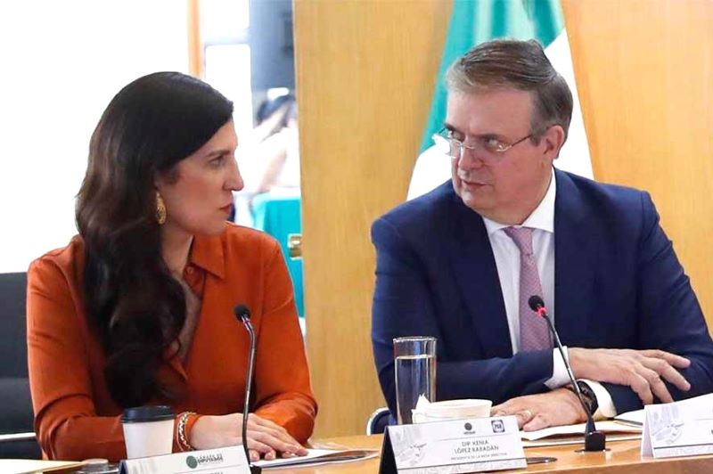 Kenia López y Marcelo Ebrard.