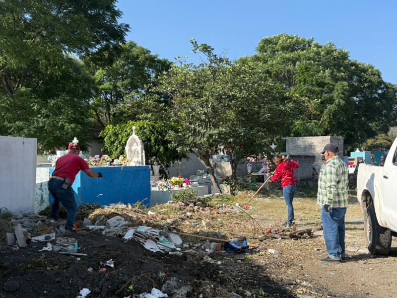 Limpieza en panteones