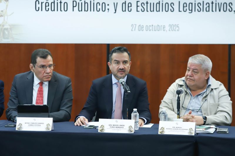 Reunión senadores con funcionarios de Hacienda.