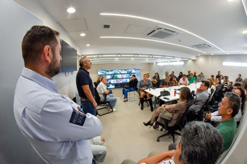 Samuel Ugalde y propietarios de bares.