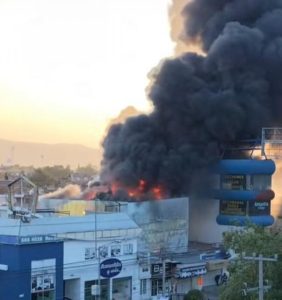 Incendio en muebleria de Celaya