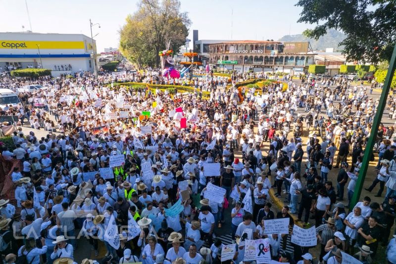 Miles de manifestantes en Uruapan.
