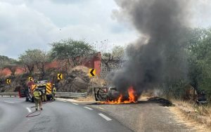 Vehículo incendiado en Curvas Peligrosas.