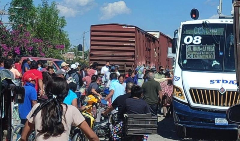 Camión embestido por el tren