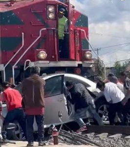 Coche embestido por el tren