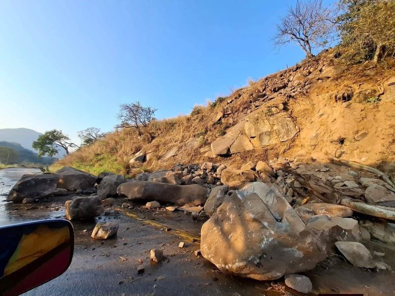 Desprendimiento de rocas por sismo.